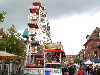 Ein nostalgisches Riesenrad auf dem K�nigsplatz